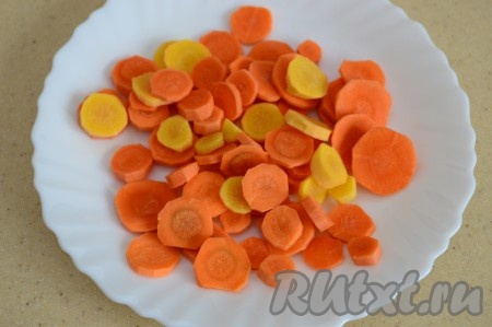 Морковку очистить и нарезать кружочками.