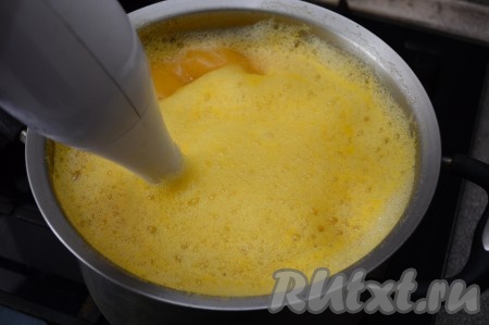 Выключить огонь и пюрировать суп прямо в кастрюле при помощи погружного блендера. Старайтесь это делать аккуратно, не поднимайте высоко блендер, иначе суп будет брызгаться. В процессе пюрирования будет создаваться пенка, которая потом осядет.