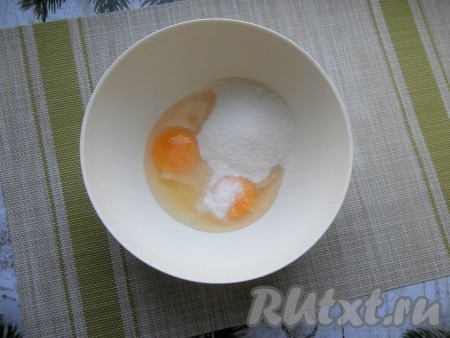Яйца разбить в миску, добавить сахар, щепотку соли и ванилин.