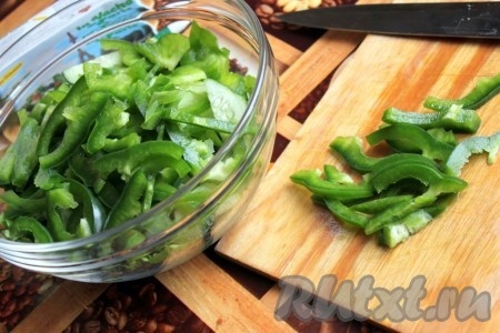 Перец очистить от семян, нарезать на тонкие кусочки и добавить к огурцам и салату.
