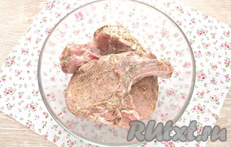 Перемешиваем свинину со специями и чесноком. Втираем специи в каждый кусок мяса с двух сторон.