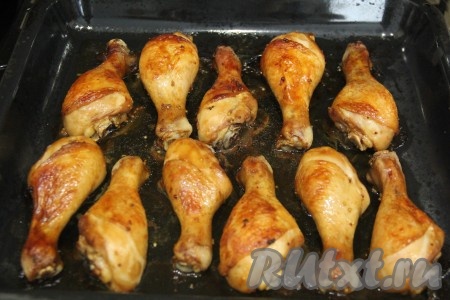 Запекать куриные ножки в соевом соусе 1 час в разогретой духовке при температуре 200 градусов. Ножки должны покрыться красивой золотистой корочкой. 