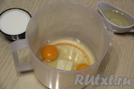 Соединить яйца с солью в объёмной ёмкости, взбить миксером в течение 3 минут.