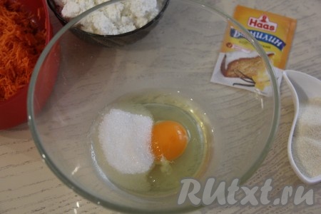 В достаточно глубокой миске соединить яйцо и сахар.
