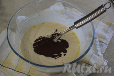 В блинное тесто влить растопленный шоколад, снова перемешать. Шоколадное блинное тесто получится не очень густым.