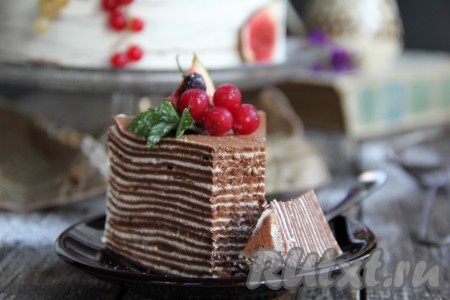 Шоколадный блинный торт с творожным кремом 