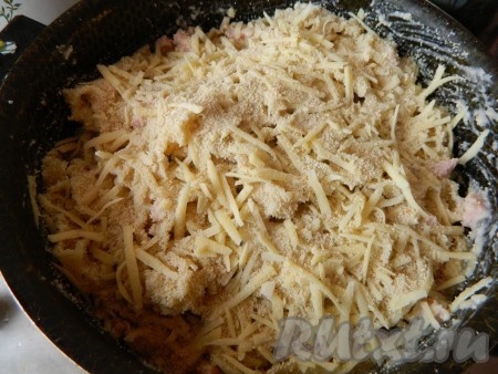 Сверху на лапшу выкладываем сыр с сухарями. На 8 минут ставим в разогретую духовку при температуре 180 градусов.