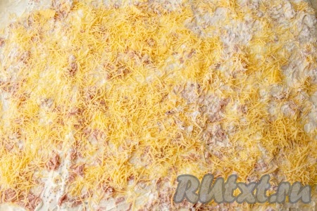 Сыр натрите на мелкой терке и распределите на лаваше следующим слоем.