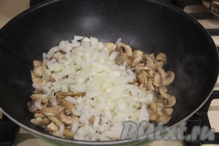 Обжарить грибы в течение 15 минут, помешивая. Затем к обжаренным шампиньонам выложить очищенный и мелко нарезанный лук.