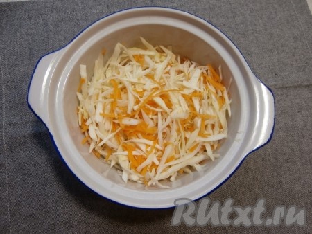 Морковь, чеснок и лук очистить. Капусту нашинковать, перемешать её с натёртой на крупной тёрке морковью, выложить в небольшую кастрюльку (или миску), предназначенную для готовки в микроволновке.