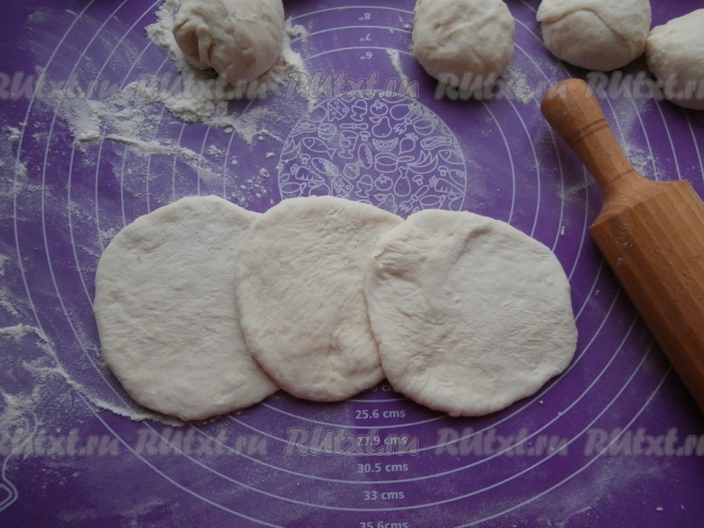Сочные беляши без дрожжей: добавить в тесто на кефире ложку крупы