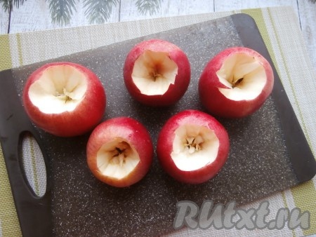 С каждого яблока срезать верхушку и вырезать часть мякоти, чтобы получились углубления (как на фото).