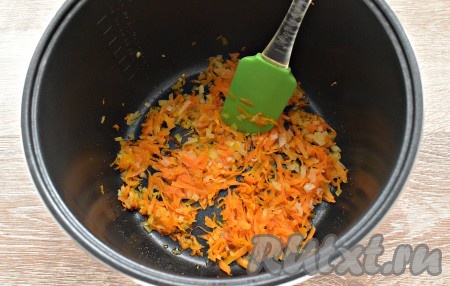 Морковь натираем на тёрке, луковицу нарезаем на мелкие кусочки. В чашу мультиварки вливаем растительное масло. Включаем программу «Жарка». Когда масло разогреется, перекладываем в чашу измельчённые морковку с луком, обжариваем их 5 минут, не закрывая крышку, периодически перемешивая.