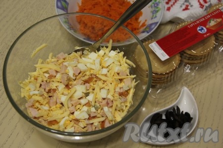 Салат из курицы, сыра и яиц заправить майонезом, если нужно подсолить по вкусу, перемешать.