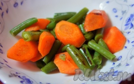 Морковь нарезать, добавить стручковую фасоль и обжарить 2-3 минуты на сковороде, где готовились цуккини.