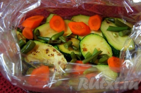 В пакет для запекания выкладываем овощи. Немного посолите.