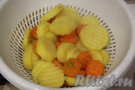 По истечении времени откинуть морковку и картошку на дуршлаг.