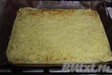 Поставить противень в хорошо прогретую духовку и выпекать сырный корж при температуре 200 градусов 15 минут. 