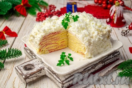 Затем вкусный, очень нежный закусочный торт из крабовых палочек "Снегурочка" можно подавать к праздничному столу. На фото видно, как ярко эта закуска выглядит в разрезе.
