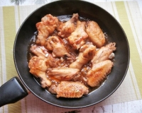 Куриные крылышки в медово-соевом соусе на сковороде