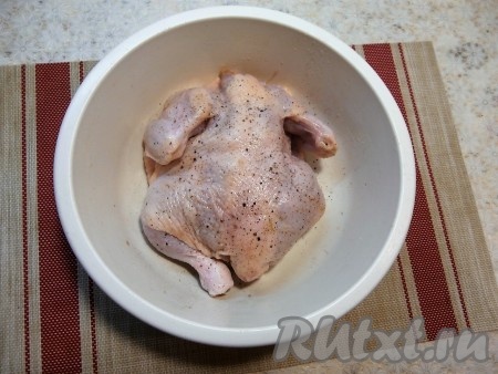 Цыпленка со всех сторон натереть чёрным молотым перцем и солью.