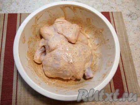 Затем тщательно смазать цыплёнка подготовленным сметанно-томатным соусом.