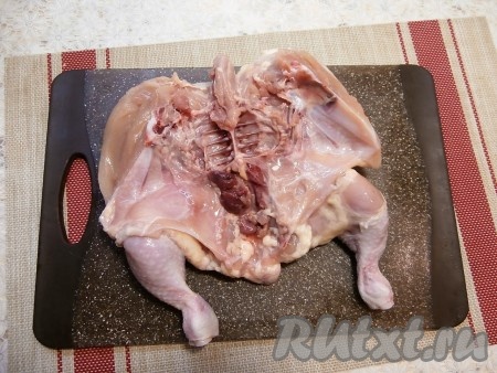 Цыплёнка вымыть, обсушить и разрезать вдоль по грудке, расплющить его.