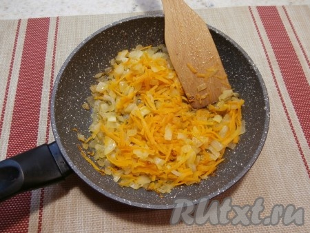 В сковороду влить 2 столовые ложки растительного масла, прогреть, выложить морковку с луком и обжарить до мягкости на среднем огне, помешивая (обычно на это уходит минут 5-6), затем остудить.