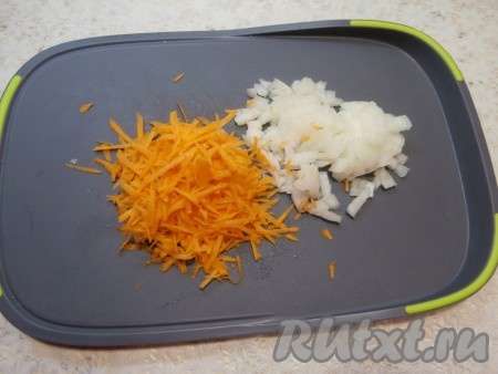 Лук и морковку очистить, с капусты удалить порченые листочки. Луковицу мелко нарезать, морковку нужно натереть на крупной тёрке.