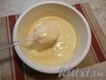 Аккуратно перемешивая лопаткой, замесить воздушное, похожее на крем тесто. По консистенции тесто для пирога "12 ложек" будет похоже на тесто для бисквита.