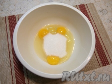 Сырые яйца разбить в миску, добавить к ним соль и сахар.