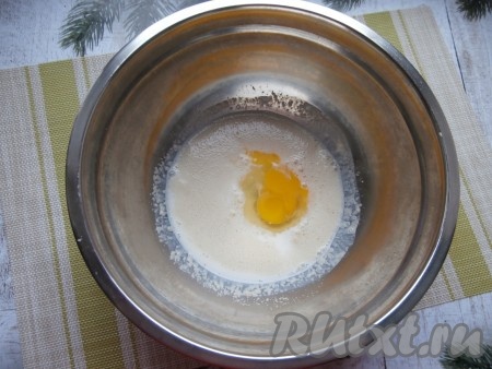 Затем в смесь молока и дрожжей добавить яйцо комнатной температуры и соль, перемешать.