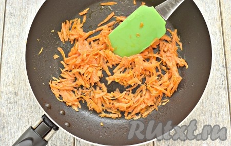 Хорошо разогреваем растительное масло в сковороде, а потом выкладываем морковку и, периодически перемешивая, обжариваем на умеренном огне 5 минут.