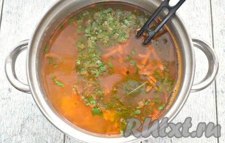 В конце приготовления рыбный суп разнообразим нарезанной свежей зеленью (подойдёт петрушка, укроп, зелёный лук), доводим до кипения, убираем с огня и, накрыв крышкой, оставляем настояться в течение 5 минут.