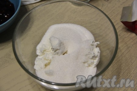 Творог выложить в миску, добавить сахар и ванильный сахар.
