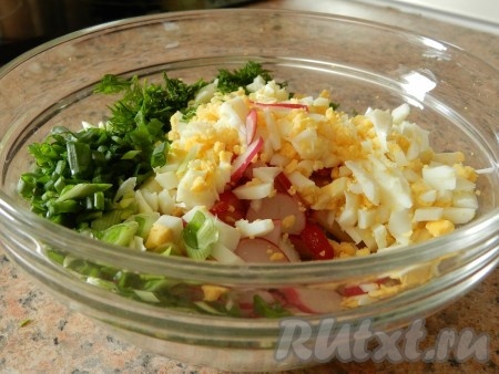Перемешать салат, посолить и поперчить по вкусу. Заправить весенний салат с редиской и огурцом сметаной.