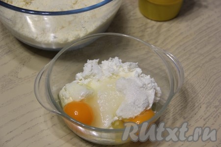 Для приготовления начинки в отдельной миске соединить творог, сахар и яйца. 