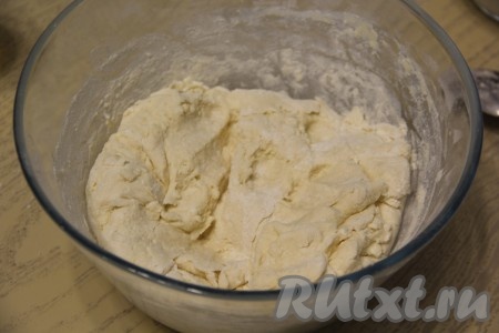 Перемешать тесто сначала лопаткой, затем продолжить замешивать руками. Влить растительное масло и хорошо вымесить тесто, оно получится мягким, приятным в работе.