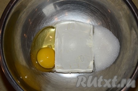 В глубокую миску выложить творог, вбить сырое яйцо и всыпать сахар. Количество сахара можете, по желанию, немного увеличить. По этому рецепту сырники получаются в меру сладкими.