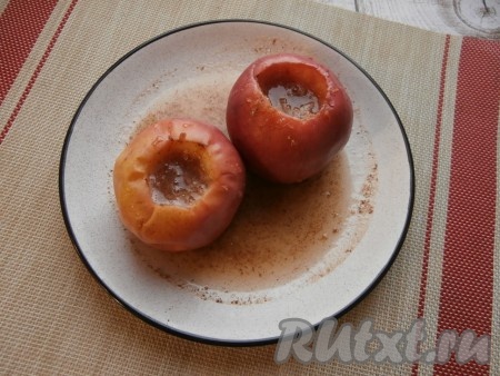 Поместить яблоки в микроволновку на 5-6 минут. Продолжительность запекания зависит от сорта яблок. Через 4 минуты загляните в СВЧ, яблоки должны стать мягкими, но при этом они должны держать свою форму.