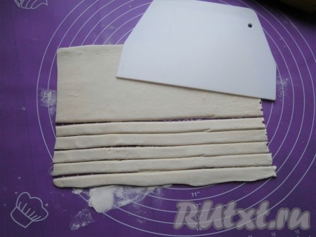 Нарезать раскатанное тесто на полоски шириной около 1 см. Длина полосок не имеет значения.