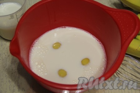 Для начала следует замесить блинное тесто, для этого в миску нужно влить 400 мл молока, добавить сахар, яйца и соль, перемешать венчиком.