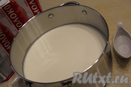 Молоко влить в кастрюлю.