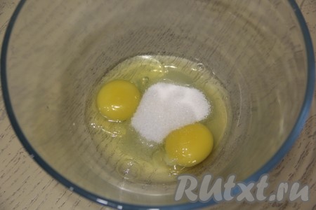 Прежде всего замесим тесто для блинов, для этого в глубокую миску нужно вбить яйца, сюда же всыпать соль и сахар, перемешать венчиком.