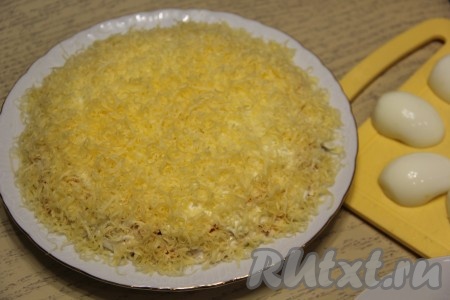 И бока, и верх салата посыпать натёртым сыром (немного сыра оставьте, он потребуется в дальнейшем). 