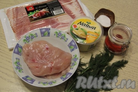 Подготовить продукты для приготовления куриного рулета с сыром в беконе в духовке. Зелень можно взять любую, я взяла укроп.