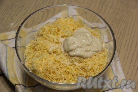 Салат из курицы, яиц и сыра посолить по вкусу, добавить в него получившуюся заправку. Перемешать салатную массу.