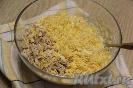 Мелко нарезать куриное филе. Сыр натереть на мелкой тёрке. Очищенные яйца натереть на крупной тёрке. В достаточно объёмной миске соединить курицу, яйца и сыр.