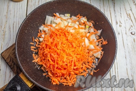Теперь займёмся соусом, для этого очистите морковку и луковицу. На сковороде нагрейте растительное масло, выложите нарезанный на мелкие кубики лук и натёртую морковь. Обжаривайте овощи в течение 5-6 минут (до мягкости) на среднем огне, иногда перемешивая.