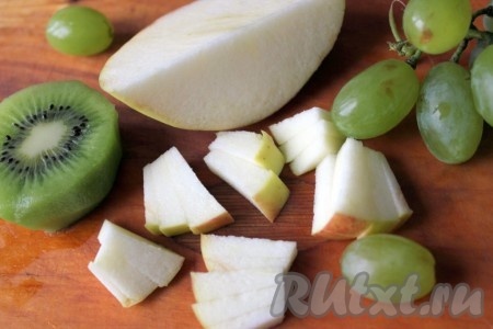 Вымыть, обсушить и нарезать фрукты - киви, яблоко, виноград и т.д.